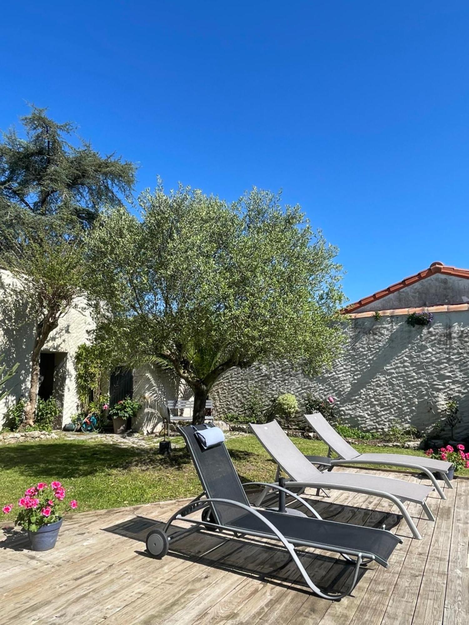 Aux Portes Des Iles Saint-Just-Luzac Exterior photo