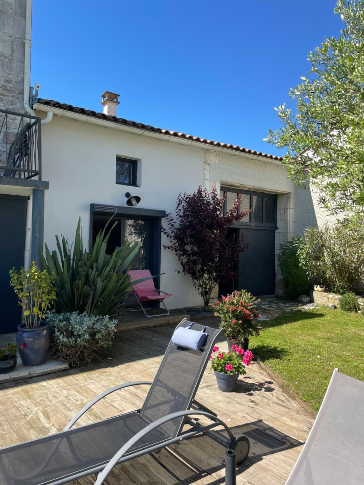 Aux Portes Des Iles Saint-Just-Luzac Exterior photo